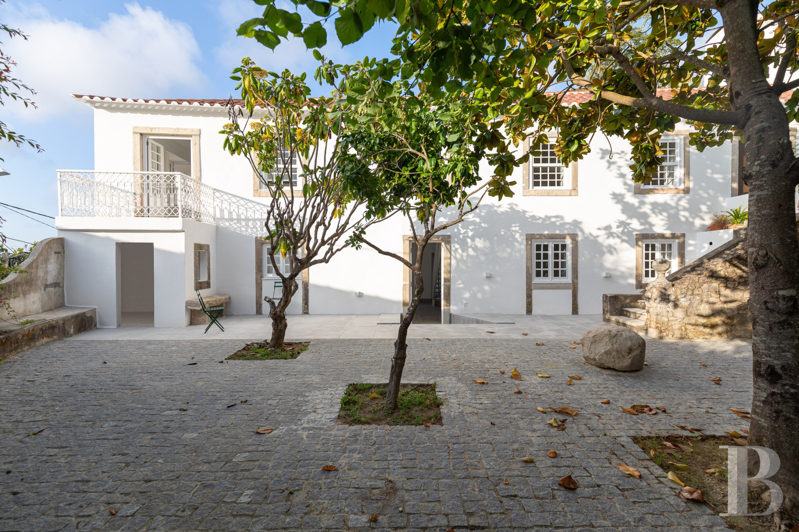A proximité de Lisbonne, à l’entrée du parc naturel de Sintra-Cascais, une maison de village avec jardin, terrasses et patios - photo  n°4